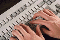 doigts tapant au clavier